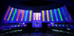 Plenarsaal und SDGs an Wand projiziert